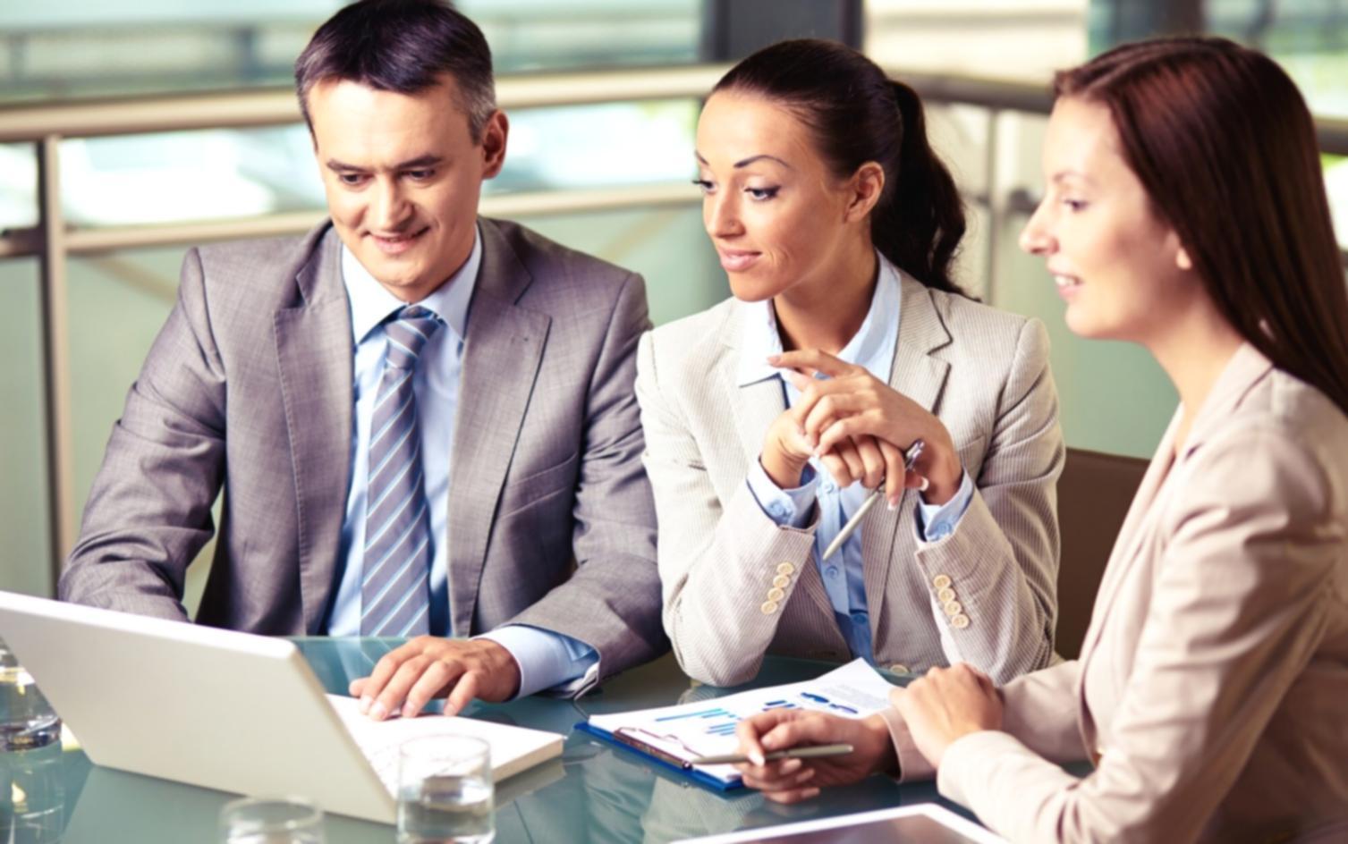 Profesional analizando documentos fiscales en una consulta de optimización tributaria